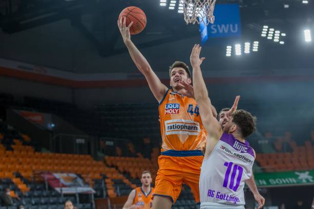 球队在锋线 球队在锋线